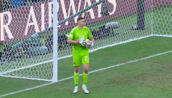 El juego psicológico de Dibu Martínez a Tchouameni antes de que patee su penal