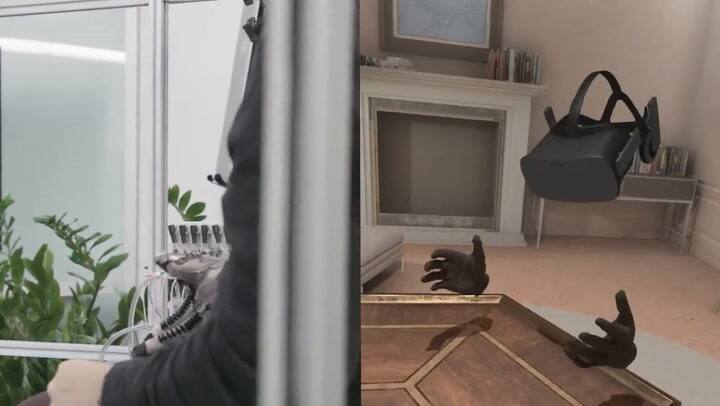 Andrew Bosworth, de Meta, prueba los guantes hápticos para el mundo virtual