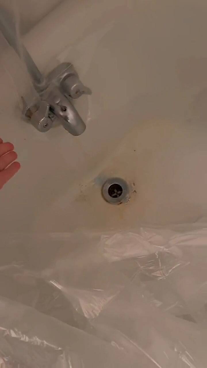 Una internauta mostró el artículo con el que viaja para evitar tocar la bañera en hoteles