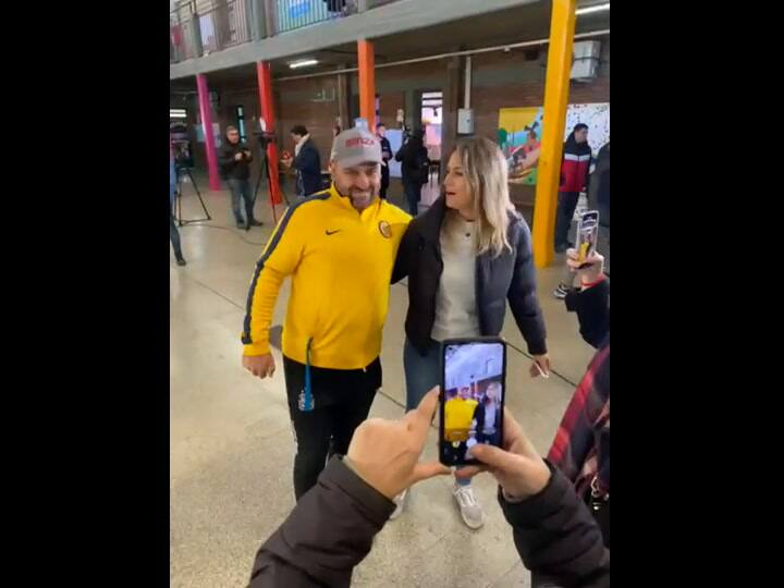 Carolina Losada y un hincha canalla