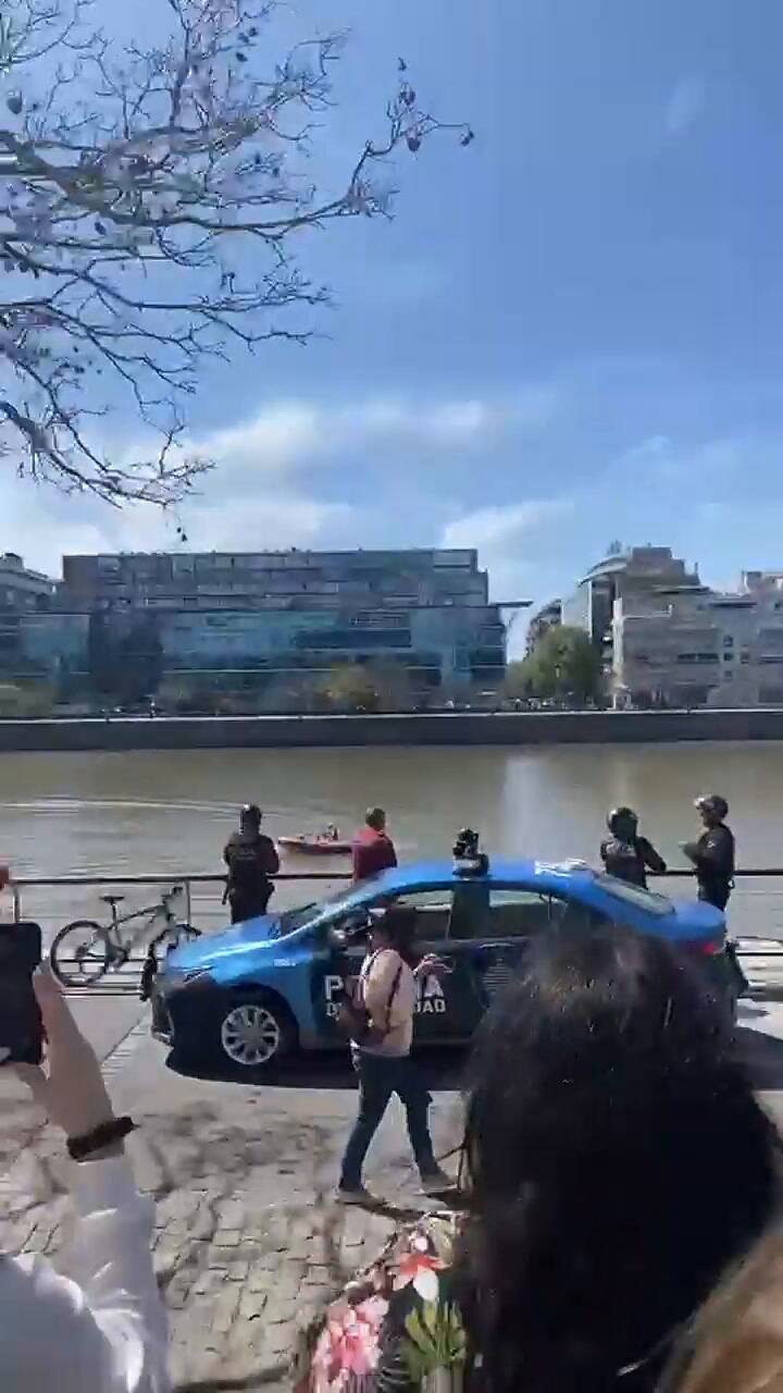 Un delincuente robó, huyó, se tiró a uno de los diques y tuvo que ser rescatado por prefectura