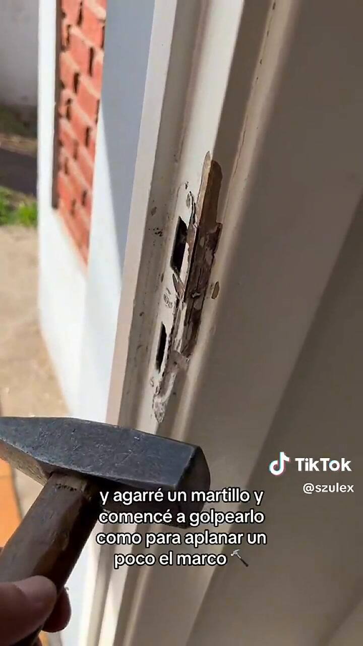 Un joven rompió el marco de la puerta de su casa y su historia se volvió viral