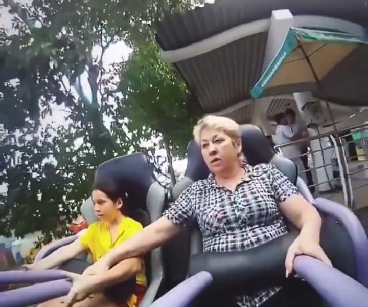 La reacción viral de una señora en una montaña rusa