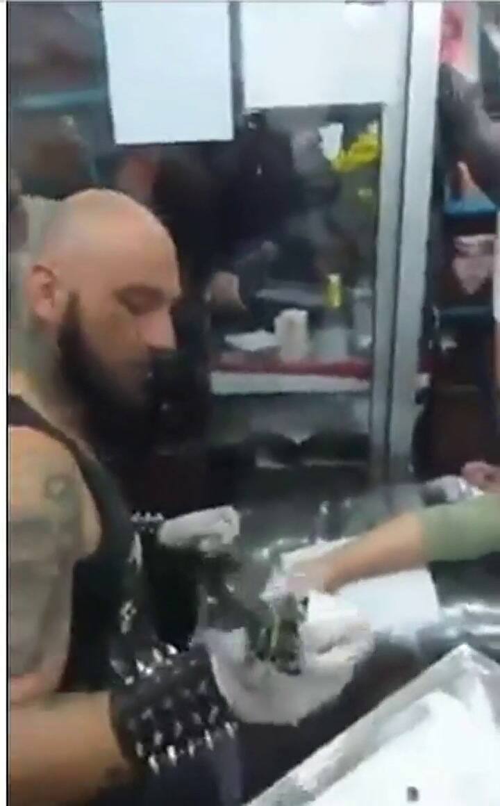 Indignación por la madre que obligó a su hija de siete años a tatuarse