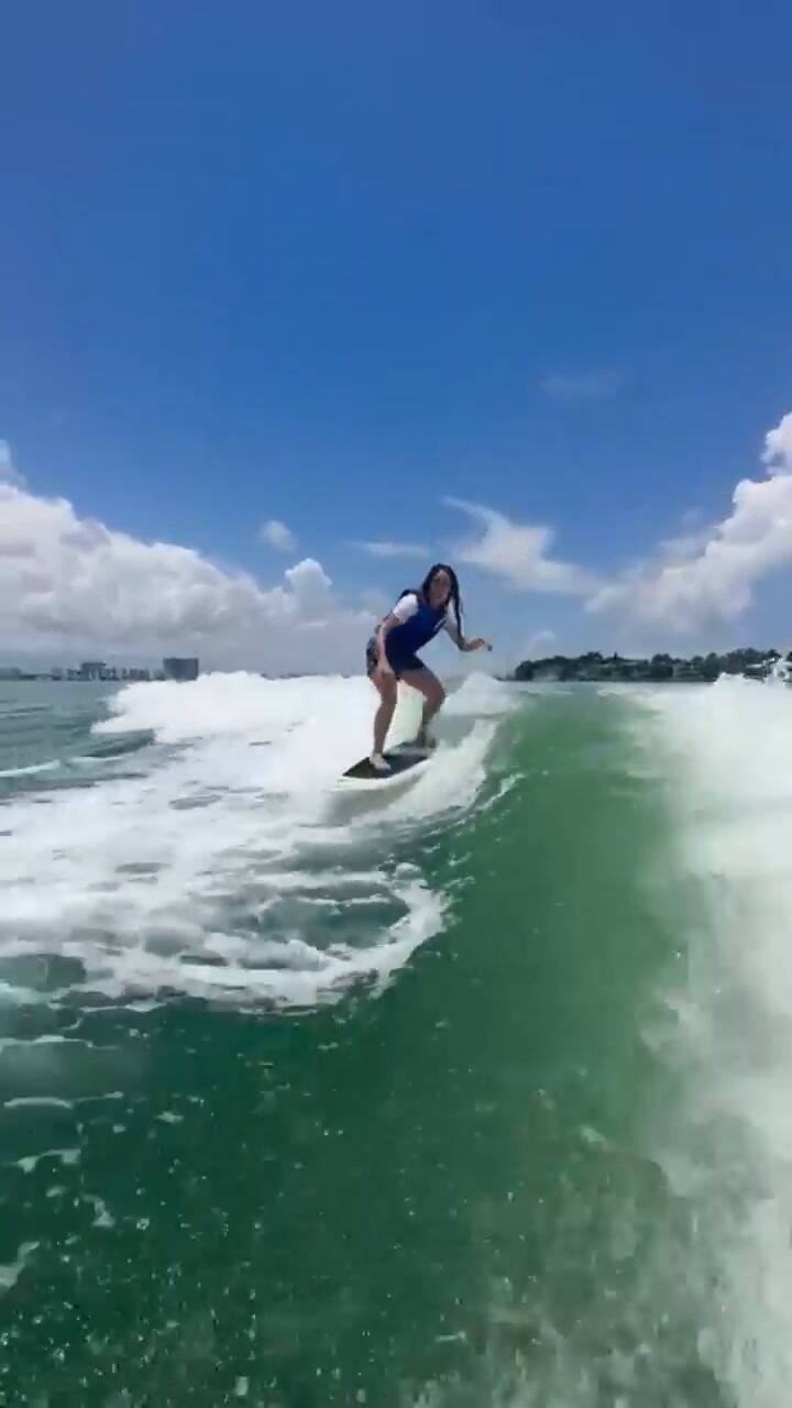 Shakira disfrutó de la playa de Miami con su tabla de surf