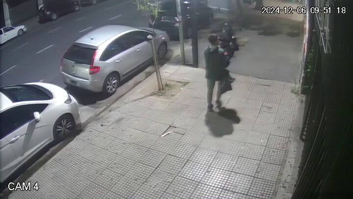 18 segundos y el casco preparado: así se roban una moto en Palermo