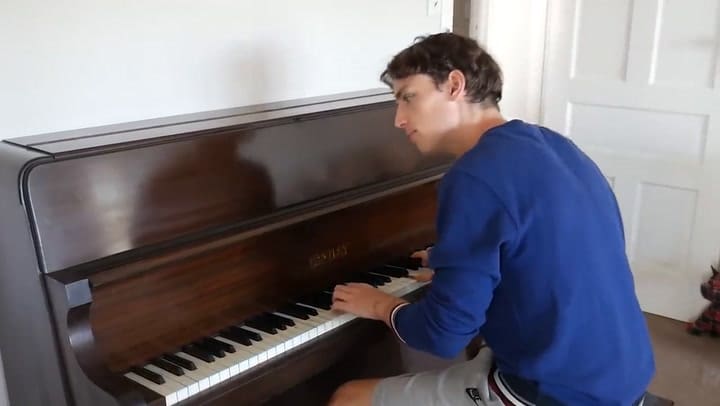 Enseñando al perro a tocar el piano