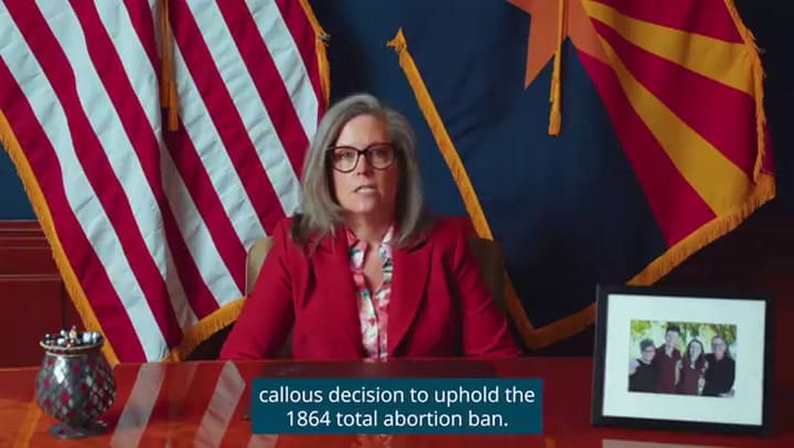 La gobernadora de Arizona da un mensaje por la ratificación de una polémica ley