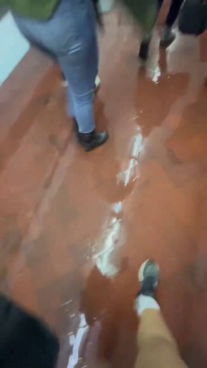 Tormentas en el AMBA: los usuarios de la línea D del subte caminaban entre pasillos inundados