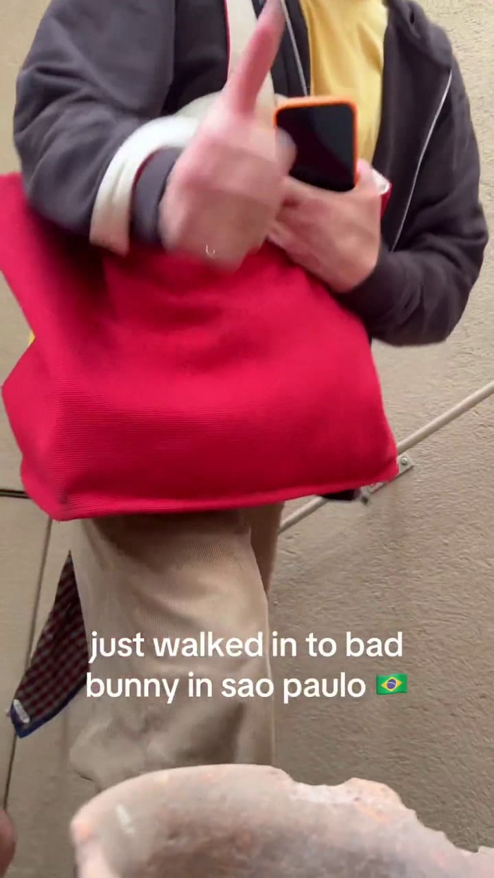 Bad Bunny fue captado en pleno paseo por Brasil con su novia