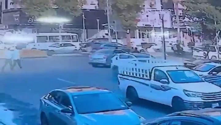 El momento en el que secuestraron a una periodista estadounidense en el centro de Bagdad