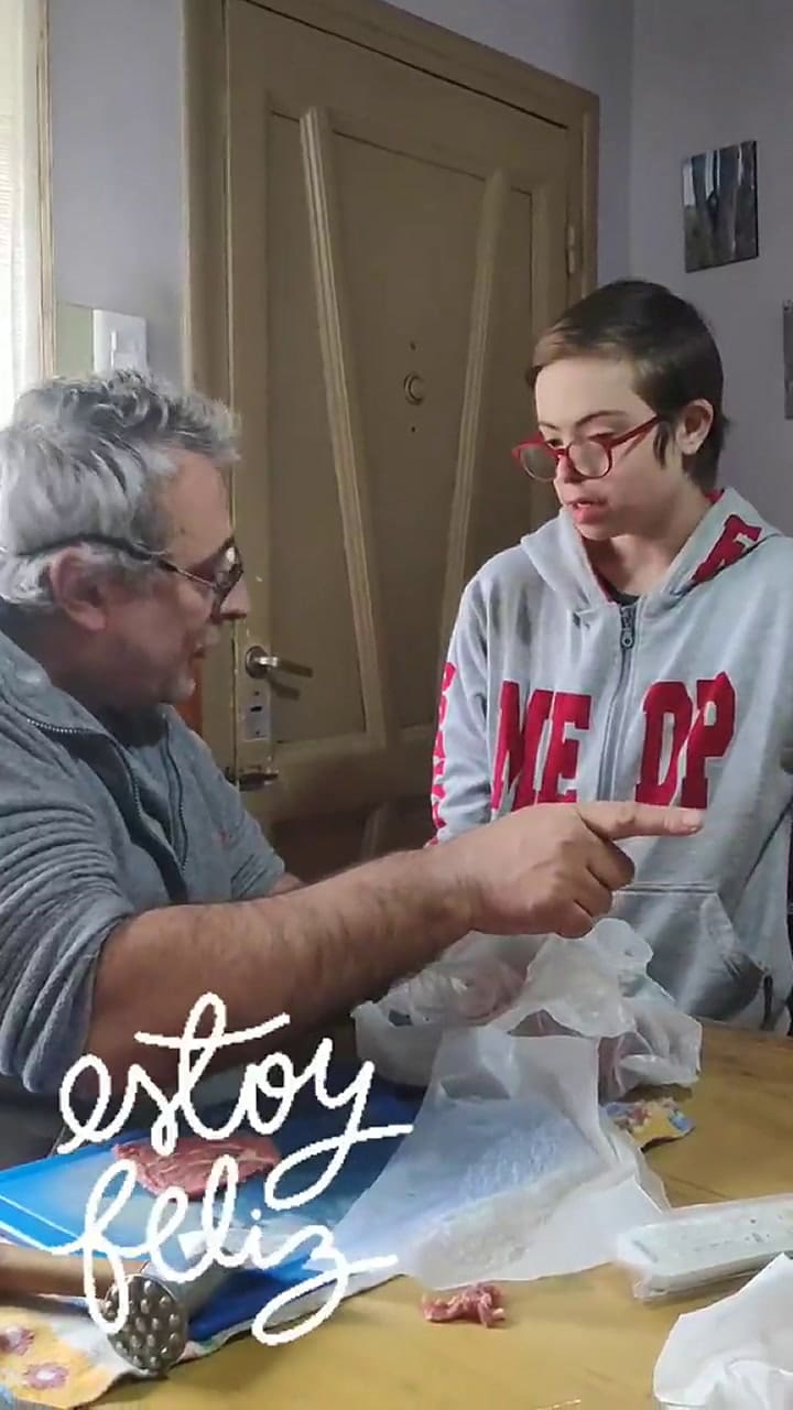 Tiziano va solo a la almacén por primera vez