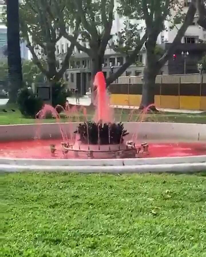Marcha por Nisman: tiñeron de rojo el agua de dos fuentes de Plaza de Mayo - Fuente: Twitter
