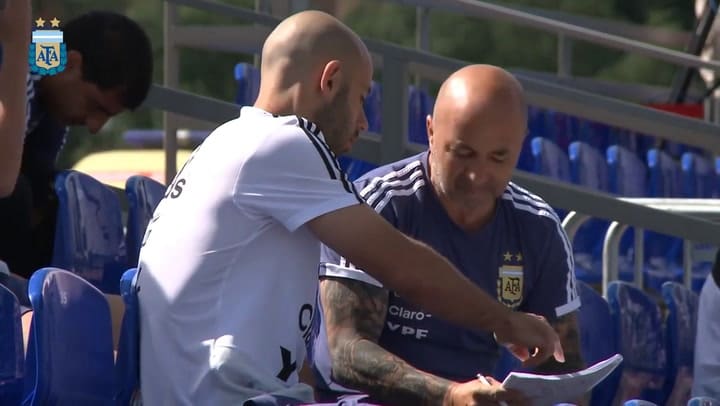 La charla entre Mascherano y Sampaoli en el entrenamiento de hoy - Fuente: AFA Selección