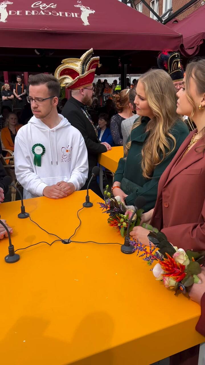 Vandaag Is Het Feest! Met Emmenaren Die Vandaag Iets Te Vieren Hebben, Komt De Koning Samen Op Het Verjaardagsplein. Andere Jarigen, Inwoners Die Een Lintje Kregen, Prins- En Prinses Carnaval, De Emmense Onder
