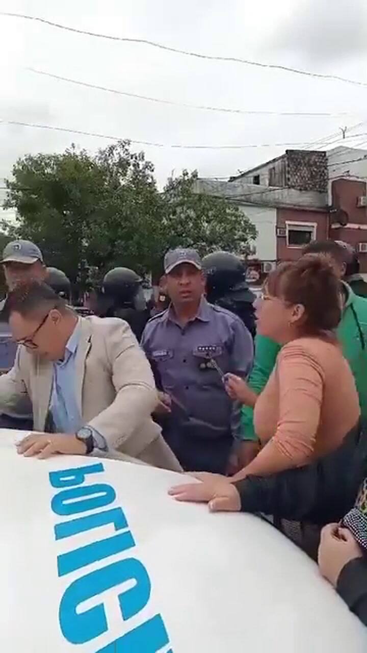 Un concejal se trepó a una patrulla y lo detuvieron: terminó descomponiéndose y fue “arrastrado” hasta un hospital 2