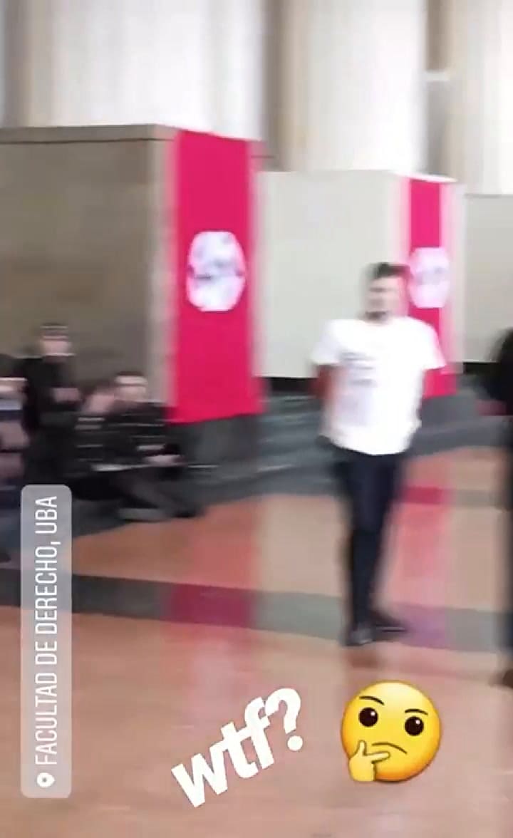 Banderas nazis en la Facultad de Derecho