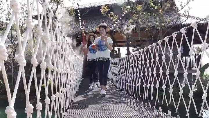 30 'reinas de la belleza' caen en un estanque al derrumbarse el puente en el que posaban