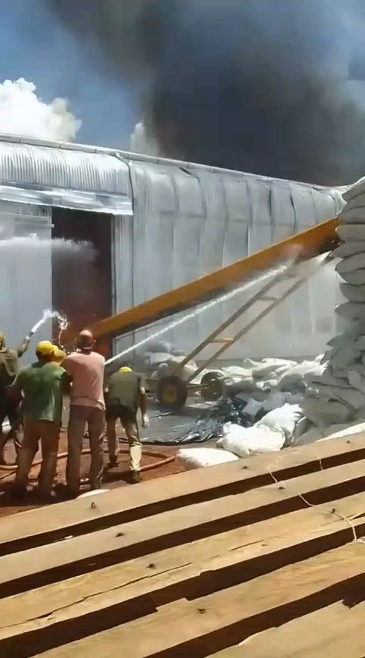 Fuego en una depósito de la yerbatera Playadito