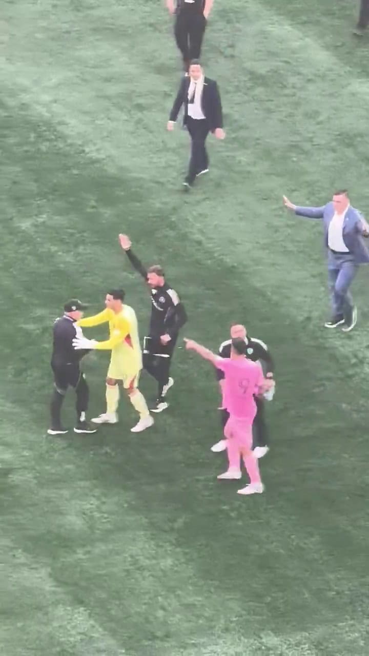 Luis Suárez escupió a un integrante del cuerpo técnico del equipo de Seattle.