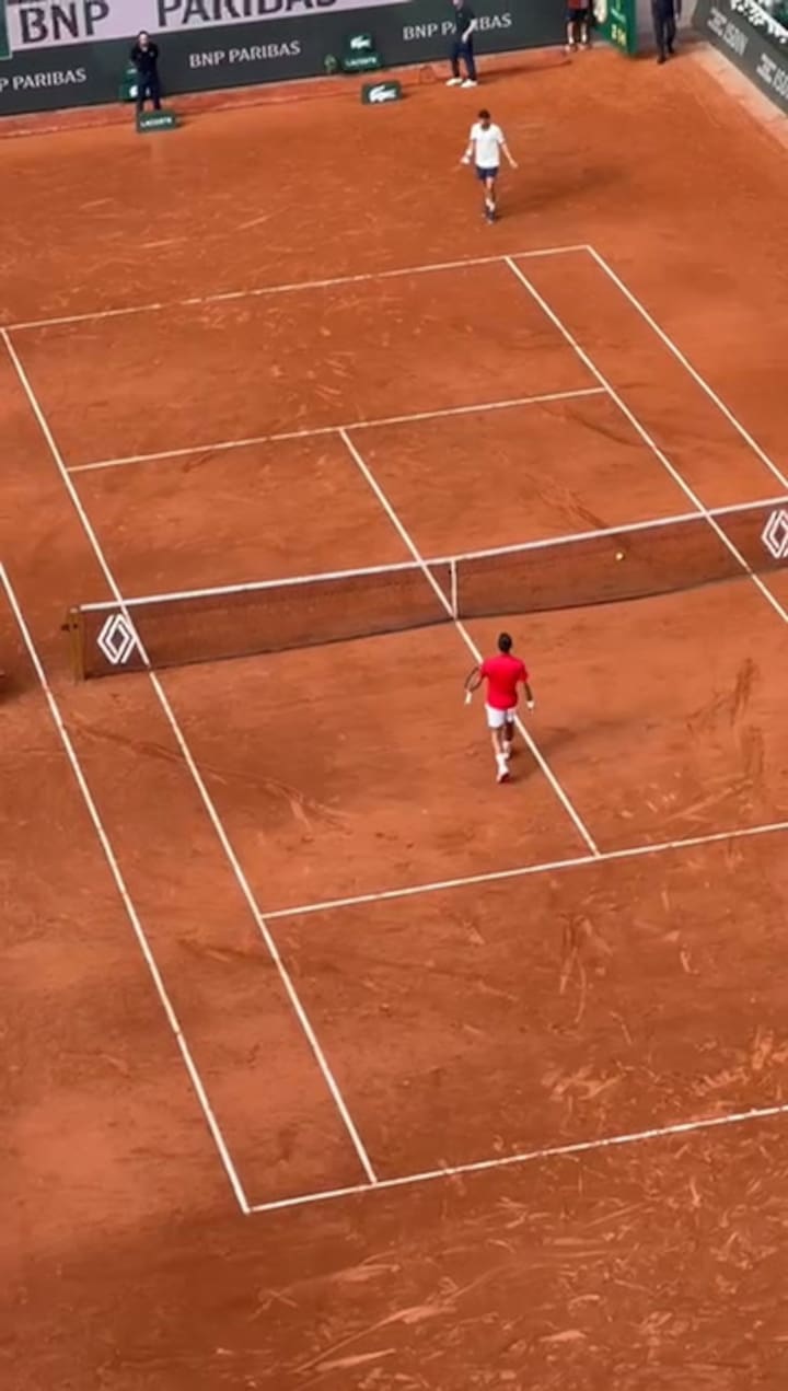 El momento en que Djokovic intercambia su toalla por una camiseta // Gentileza Claudio Crusizio