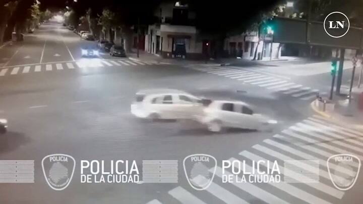 Choque en Boedo: un conductor manejaba alcoholizado y el otro terminó incrustado contra un árbol