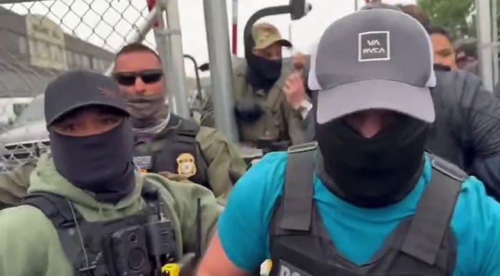 El momento en el que Ras Baraka, alcalde Newark, fue detenido por el ICE