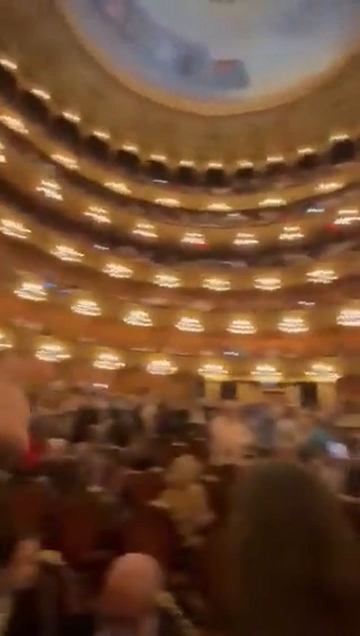 Cánticos en repudio a Javier Milei en el teatro Colón GIF