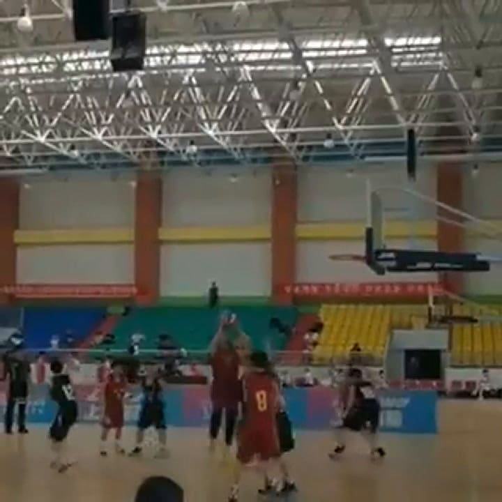 Así juega Zhang Ziyu, la niña que sorprende en el básquet chino