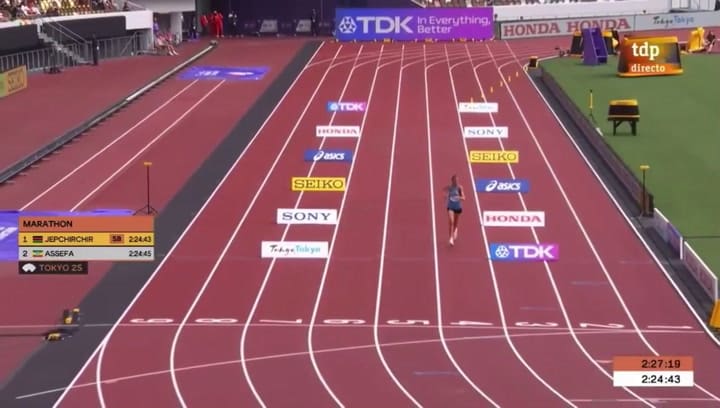 La llegada a la meta de la uruguaya Julia Paternain en la maratón del Mundial de Atletismo de Tokio
