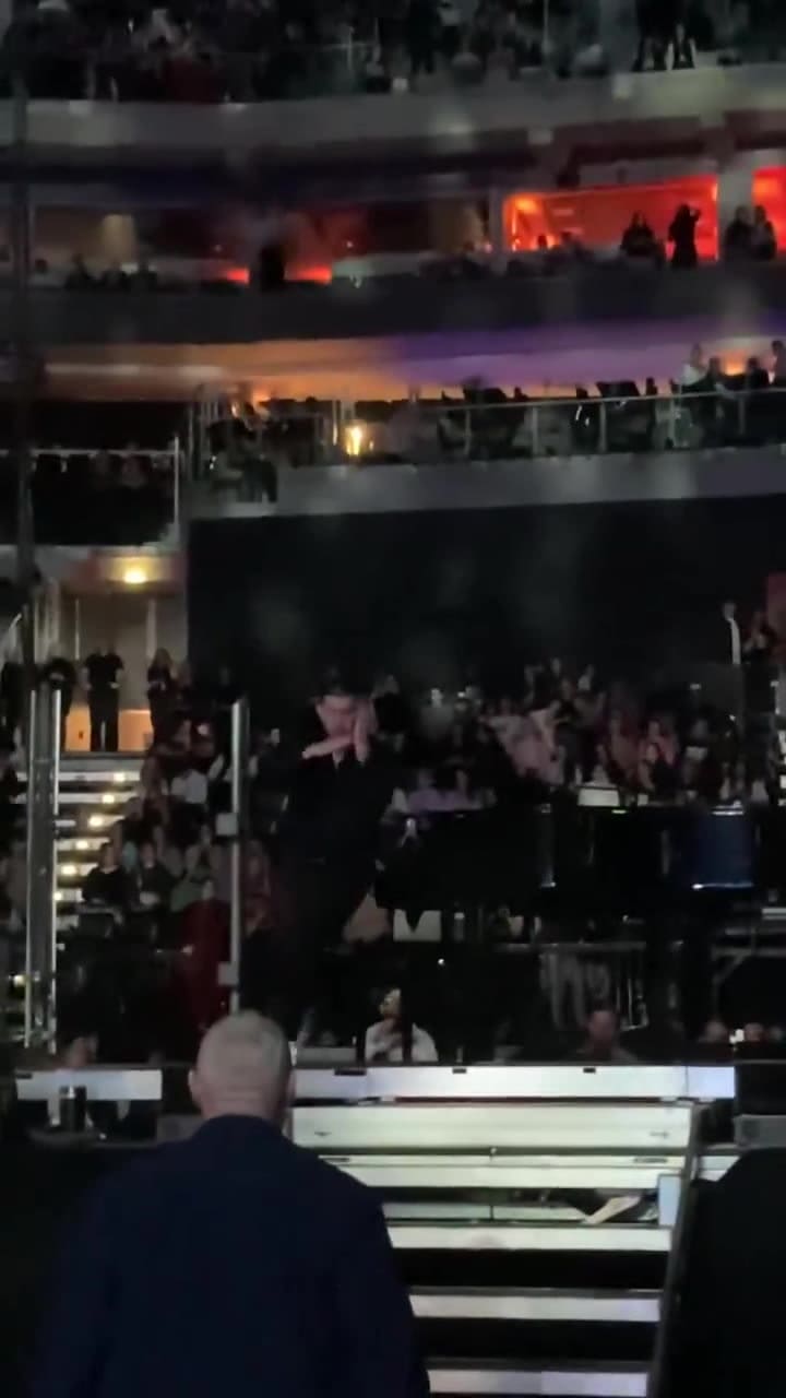 Gran Susto- Nick Jonas Dejó El Escenario En Pleno Concierto Tras Ser Apuntado Con Un Láser En La Cabeza.el Individuo Fue Identificado Y Expulsado De La O2 Arena, Donde Se Realizaba El Show De Los Jonas Brothers (1)