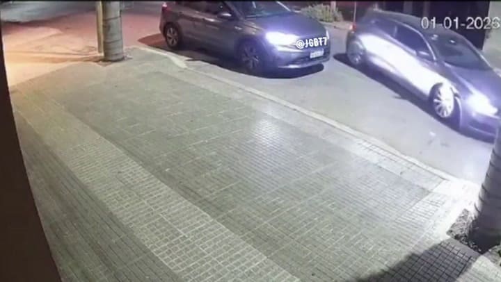 Caseros: evitó un robo en Año Nuevo y casi atropelló a un delincuente que apunto con un arma contra su amigo