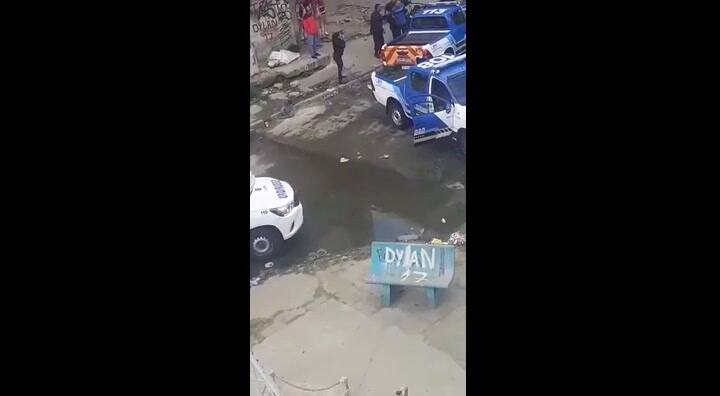 Robo de auto, persecución y tiroteo en Fuerte Apache