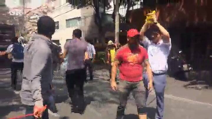 Tras el terremoto los vecinos ayudan a rescatar a las víctimas