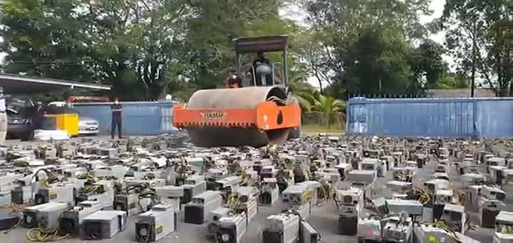 Destruyen con una aplanadora 1069 mineras de criptomonedas en Malasia