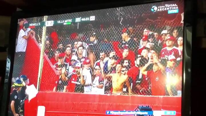 Hinchas de Newell's le tiraron un inodoro a la policía - Fuente: Twitter