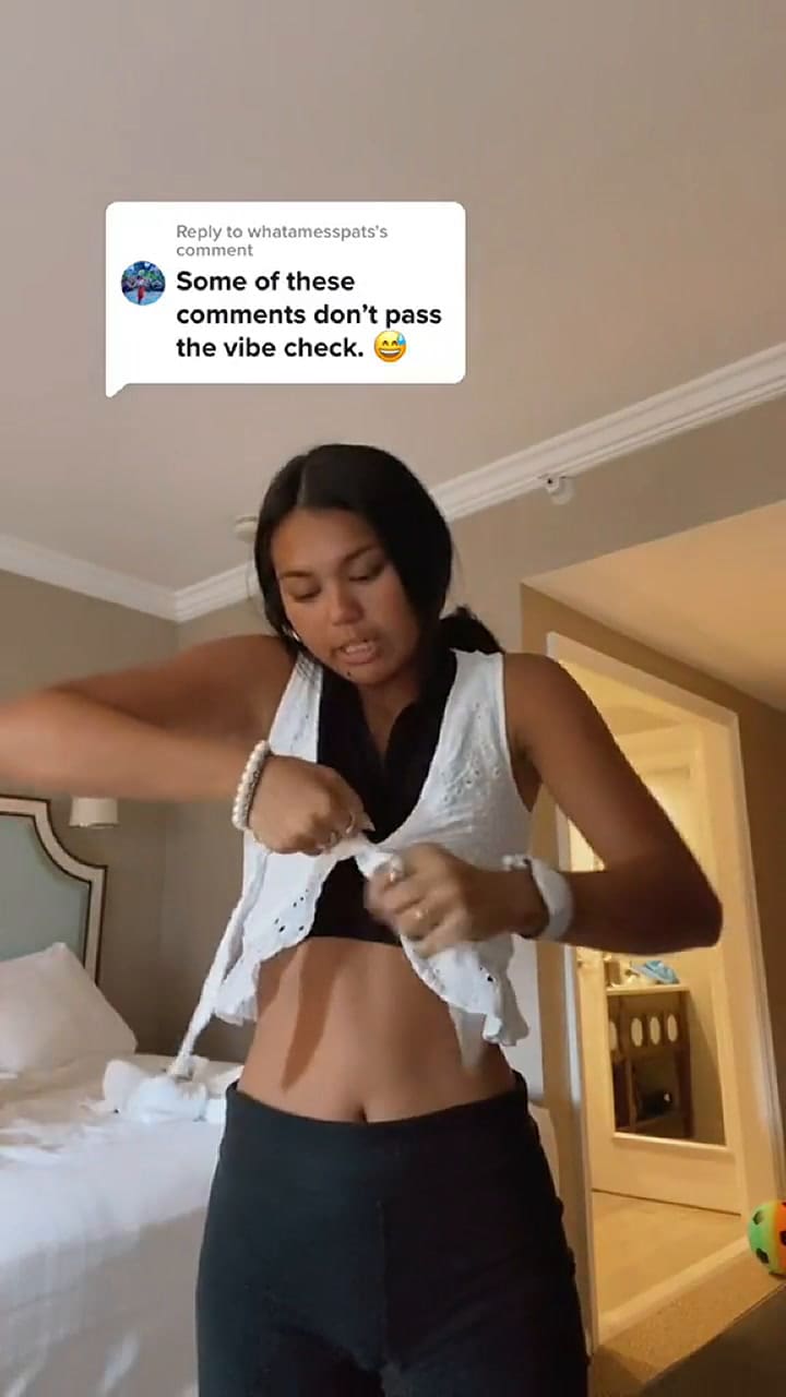 La indignación de una tiktoker a la que le pidieron cambiarse de ropa por romper el código de vestim