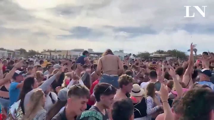 “Infobae boton”, el canto de los turistas en Pinamar por una nota publicada el fin de semana