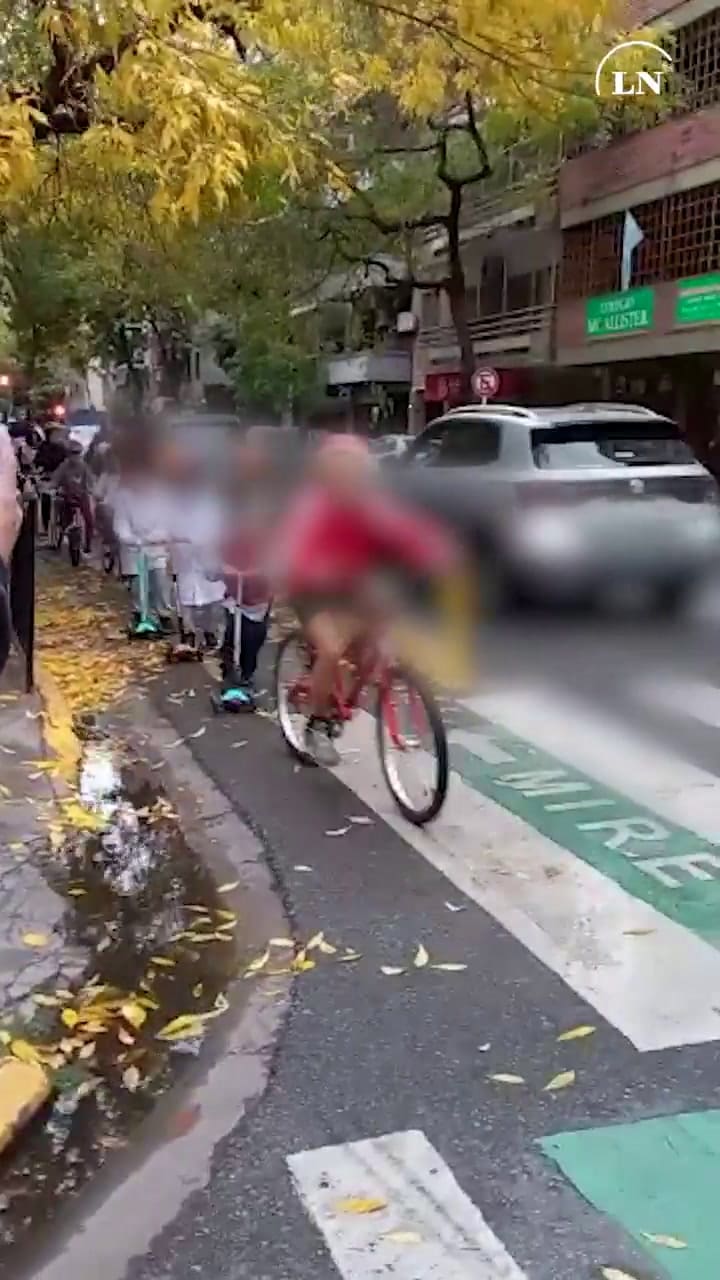 El Bicibús de Caballito, en marcha hacia la escuela con el maestro Sánchez al frente
