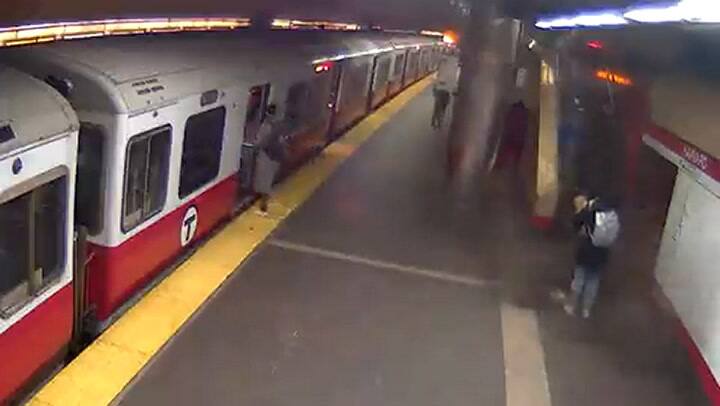 Estaba por subir las escaleras en un metro de Massachusetts y se le cayó el techo a milímetros