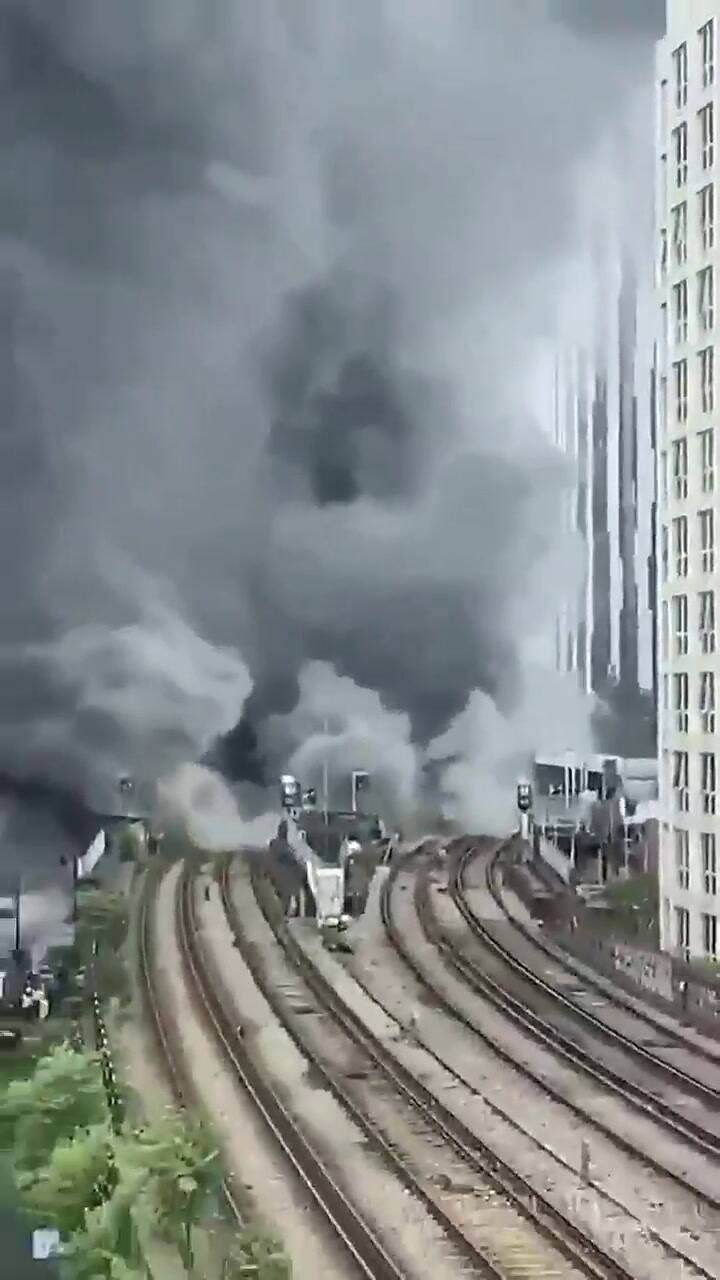 Explosión en Londres: una cortina de humo negro sale de abajo de las vías - Fuente: Twitter
