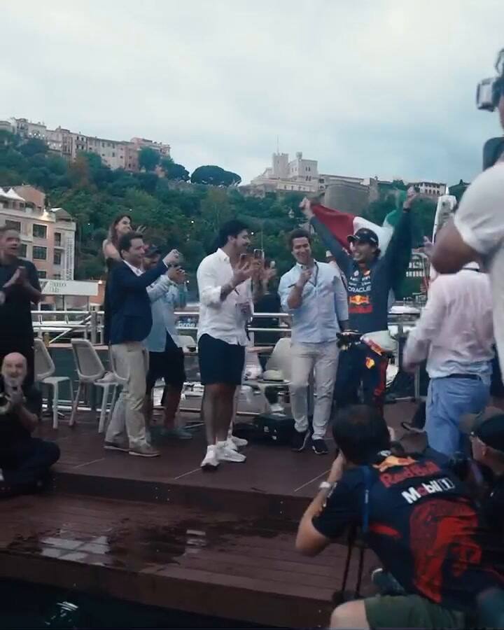 Checo Pérez celebró el triunfo en el GP de Mónaco con Red Bull