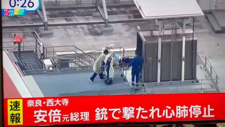El traslado del exprimer ministro japonés a un hospital en Kashihara 2