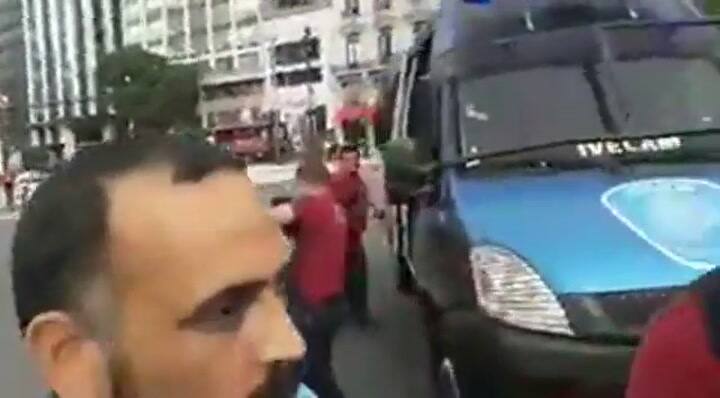 Detienen a trabajador que protestaba en el corte en el Obelisco
