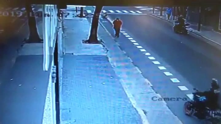 Un policía de la Ciudad le pegó una patada, cayó contra el asfalto y murió