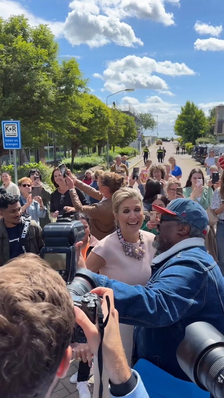 La reina Máxima firmó un autógrafo en una zapatilla