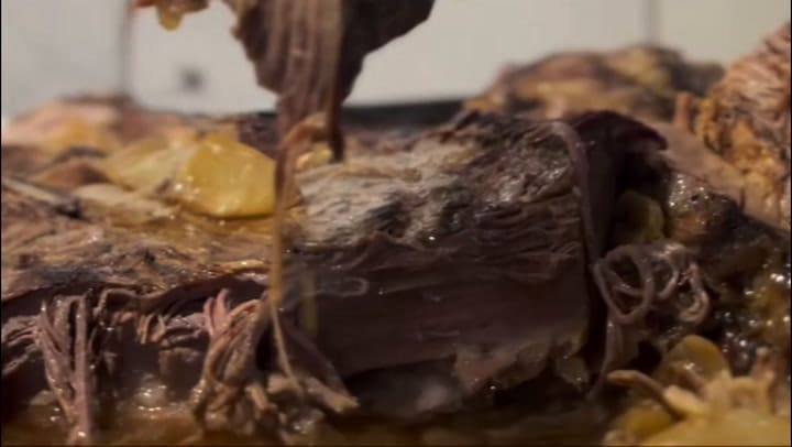 Nació de un error y hoy es un éxito: los trucos del “Rey de la carne al horno” para que quede ultra tierna y jugosa