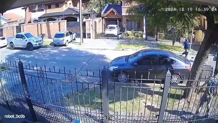 Quilmes: La desesperada reacción de un hombre al que le querían robar el auto con su hija en el interior