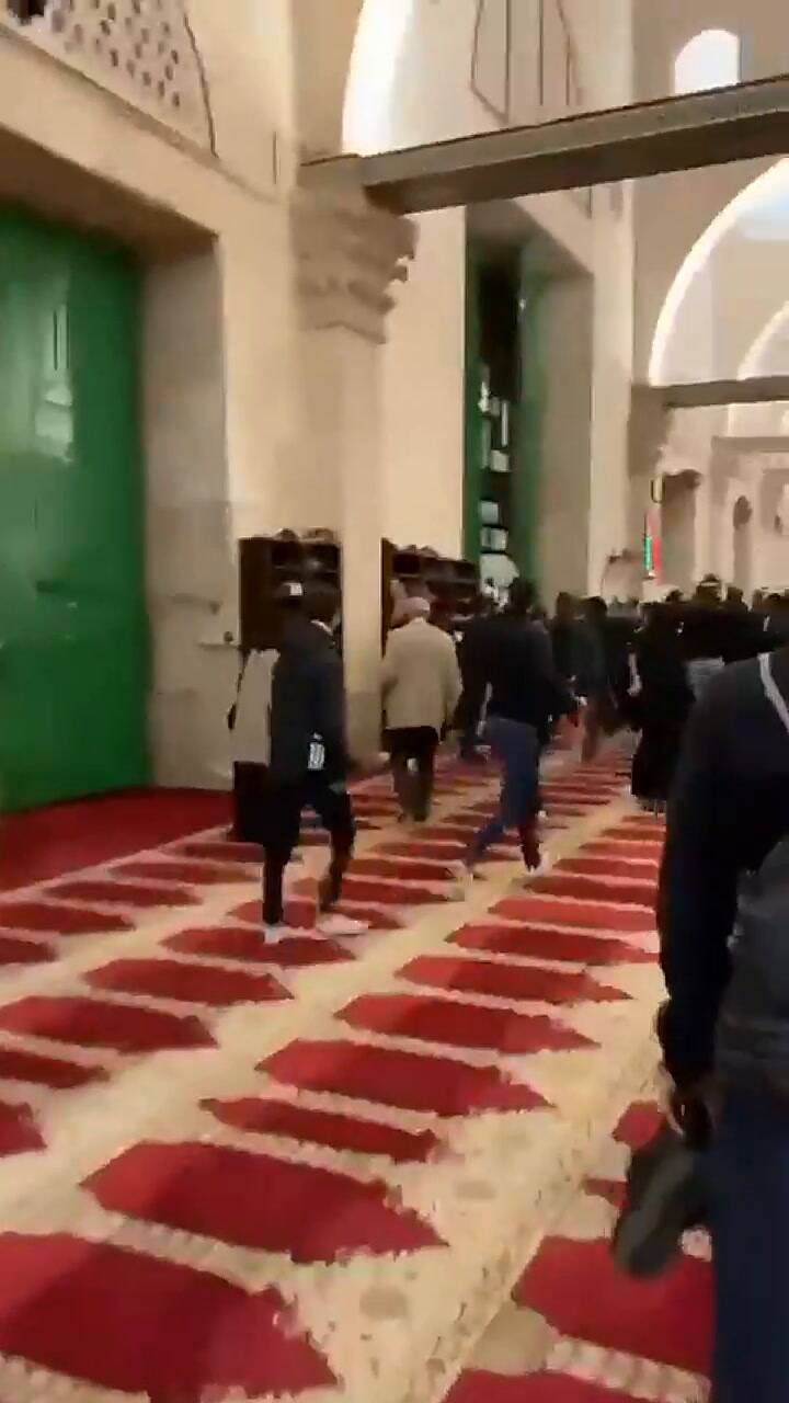 Violentos choques entre la policía y fieles dentro de una mezquita en Israel