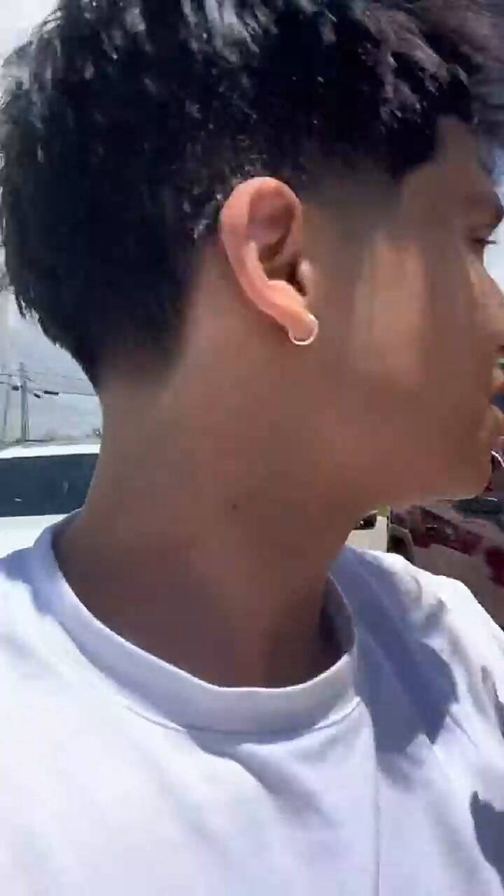 Un joven logró que Lionel Messi le dé un beso y se convirtió en viral en redes sociales